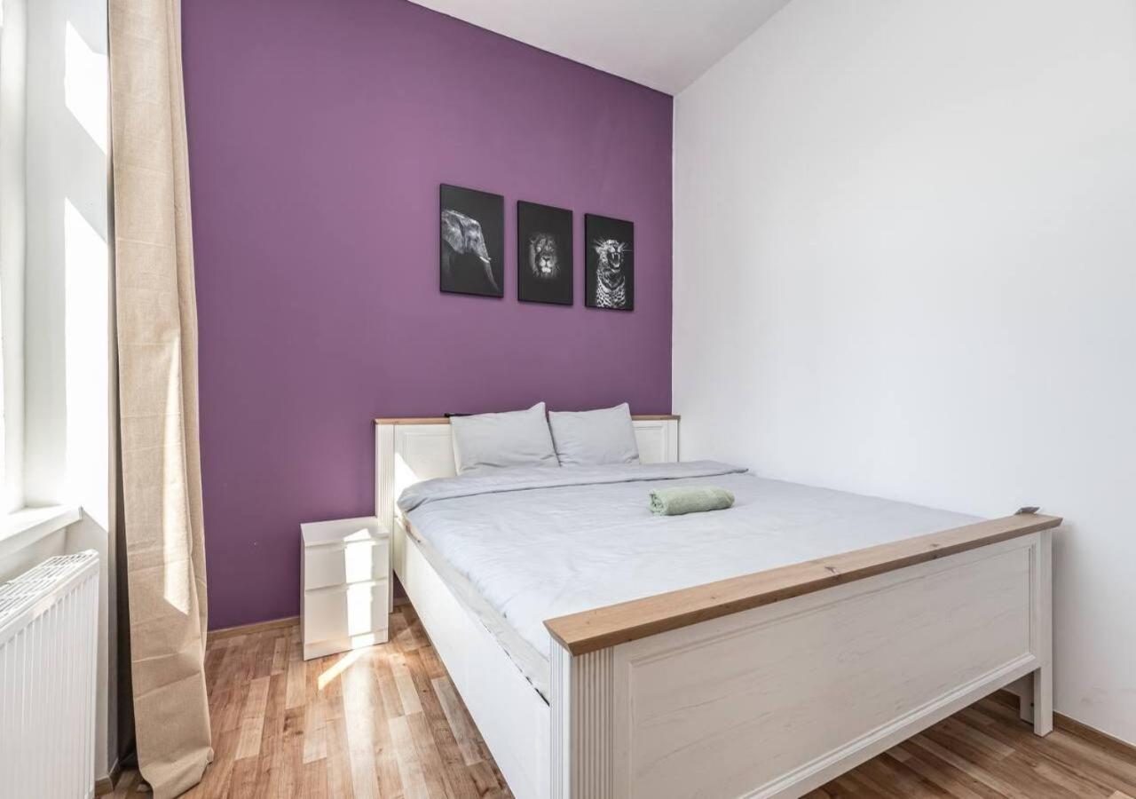 Crimson Charm Apartment Прага Екстериор снимка