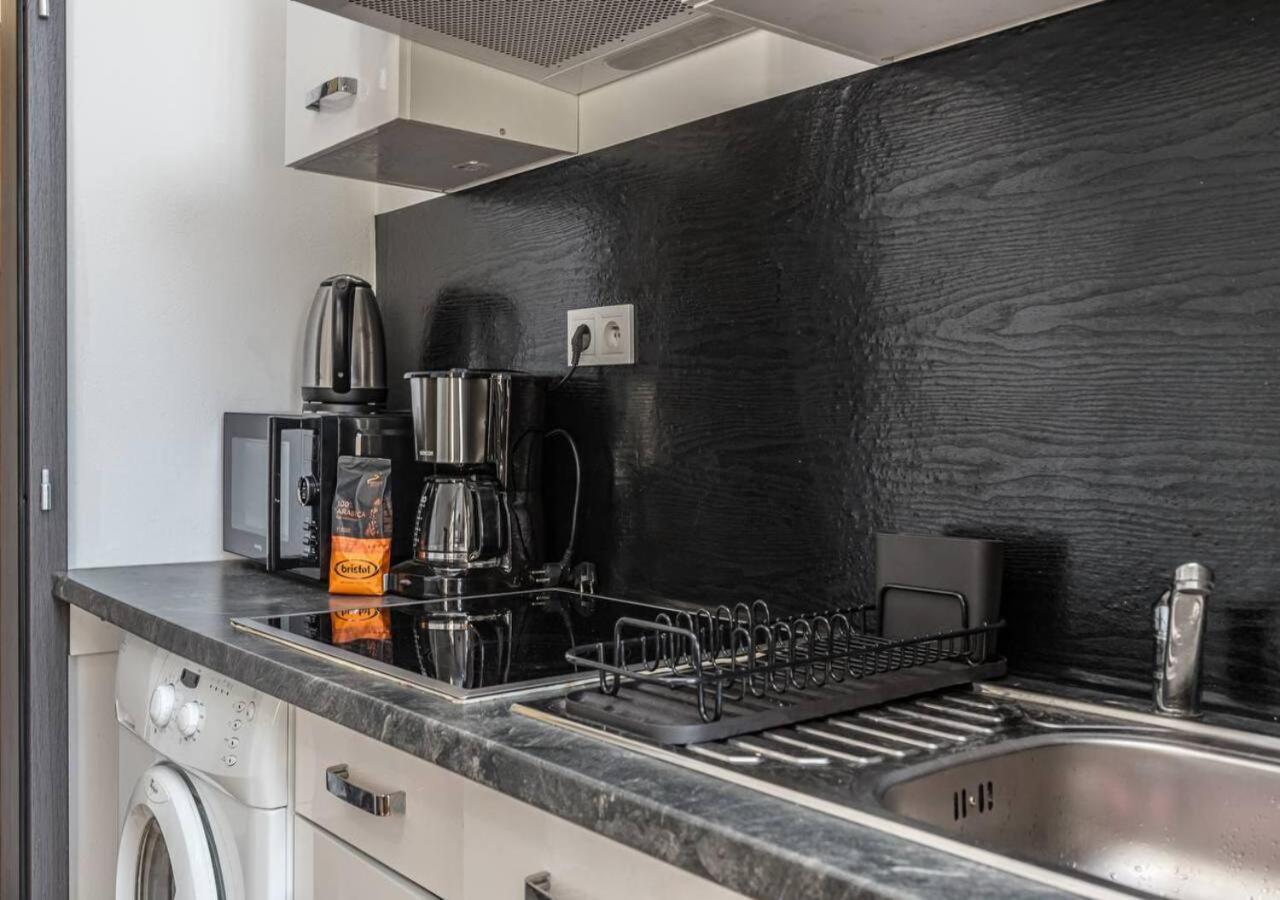 Crimson Charm Apartment Прага Екстериор снимка