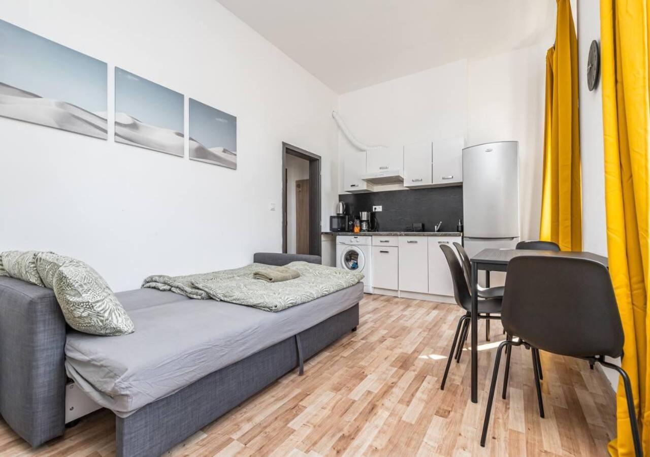 Crimson Charm Apartment Прага Екстериор снимка