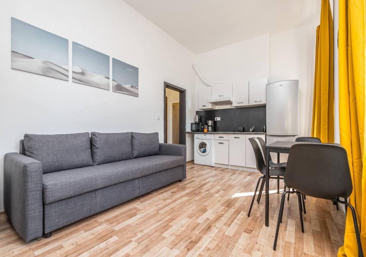 Crimson Charm Apartment Прага Екстериор снимка