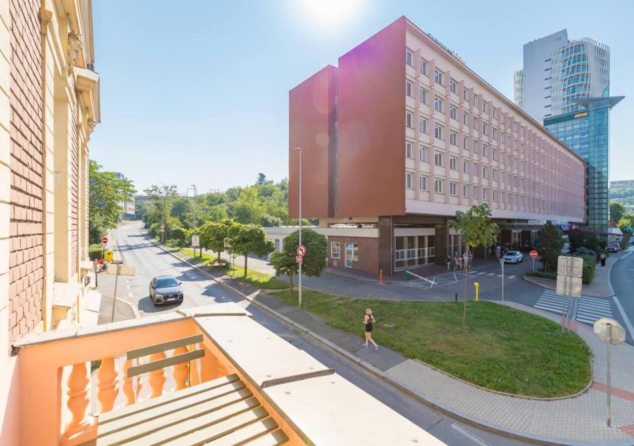 Crimson Charm Apartment Прага Екстериор снимка
